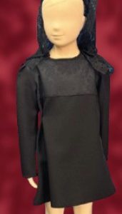 Traje de Mantilla para Niña – Elegancia, Devoción y Tradición